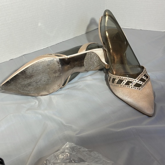 Sand colored Adrianna Papell evening shoe size 10 - Picture 2 of 5